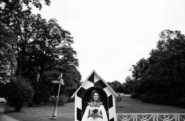 Стильна Наречена Наречений День Весілля Розважаючись Посміхаючись Прогулянці Чорно Біле — стокове фото