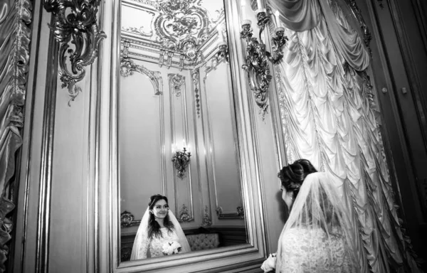 Heureuse Belle Mariée Devant Miroir Avant Inscription Palais Photo Noir — Photo