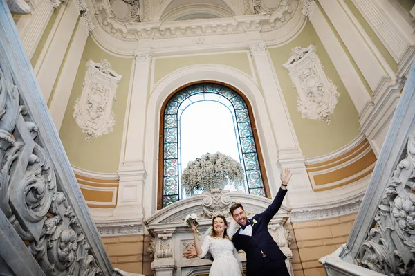 Aufgeregtes Brautpaar Nach Registrierung Palast — Stockfoto