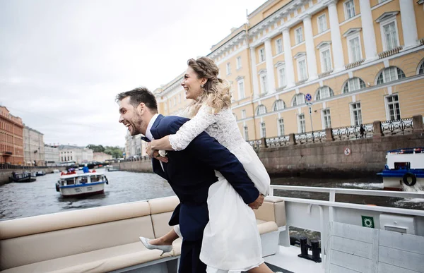 Şık Gelin Damat Düğün Gününde Eğlenmek Nehir Üzerinde Bir Tekne — Stok fotoğraf