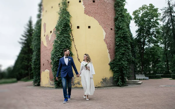 Stilvolle Braut Und Bräutigam Ihrem Hochzeitstag Händchen Haltend Und Lächelnd — Stockfoto