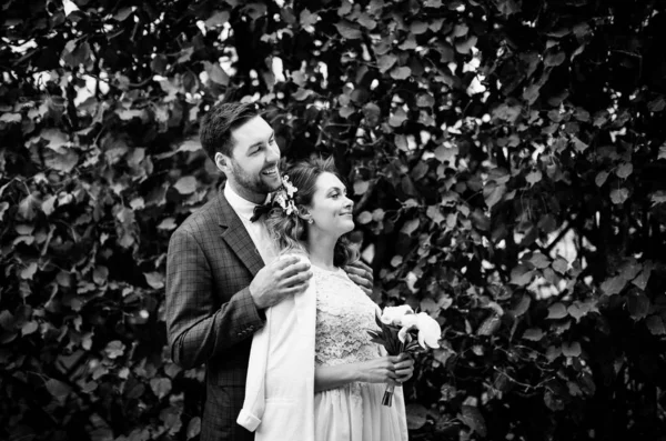 Novia Novio Con Estilo Día Boda Abrazando Sonriendo Parque Primavera —  Fotos de Stock