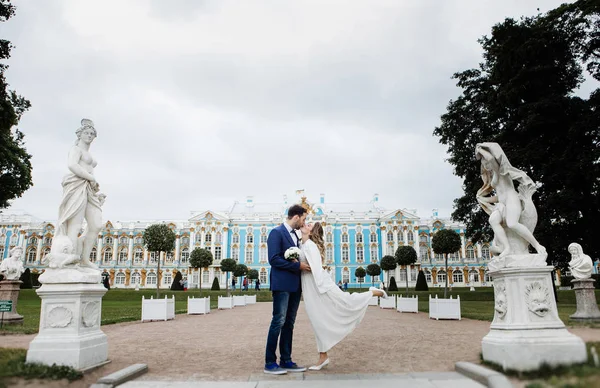 Noiva Elegante Noivo Seu Dia Casamento Divertindo Sorrindo Passeio Perto — Fotografia de Stock