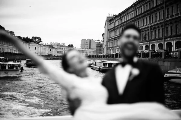 자신의 결혼식 신부와 신랑의 선택적 재미와 여행에 — 스톡 사진