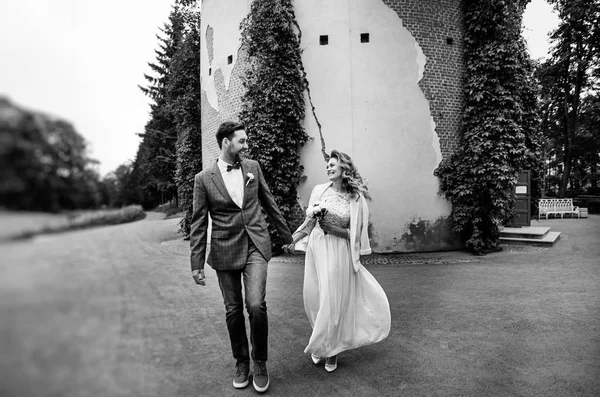 Novia Novio Con Estilo Día Boda Tomados Mano Sonriendo Mientras —  Fotos de Stock