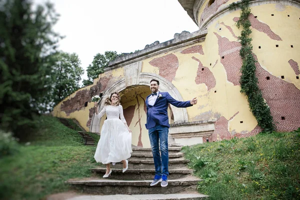 Stilvolle Braut Und Bräutigam Ihrem Hochzeitstag Spaß Beim Spaziergang Einem — Stockfoto