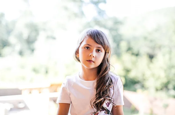 Όμορφο Μικρό Κορίτσι Στη Βεράντα — Φωτογραφία Αρχείου