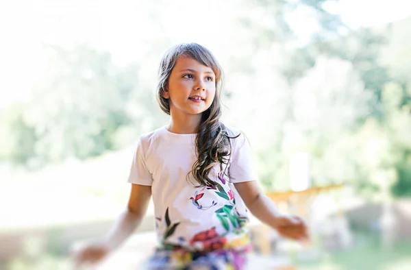 Menina Bonita Terraço — Fotografia de Stock