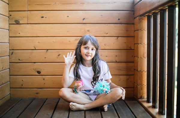 Roztomilá Dívka Hrající Panenkami Dřevěné Terase — Stock fotografie
