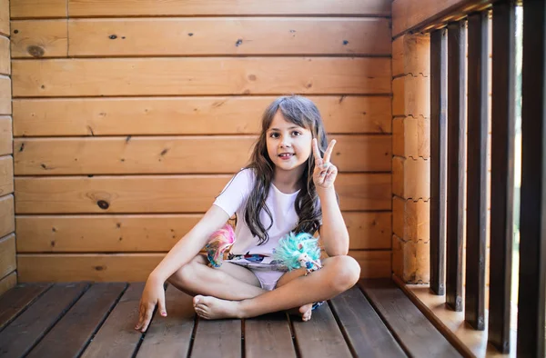 Menina Bonito Jogando Com Bonecas Terraço Madeira — Fotografia de Stock