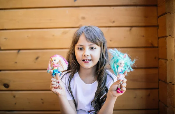 Χαριτωμένο Κορίτσι Που Παίζει Τις Κούκλες Μια Ξύλινη Βεράντα — Φωτογραφία Αρχείου