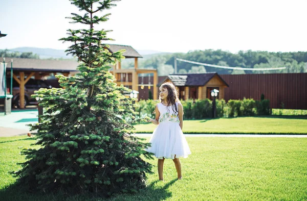 Menina Jogando Grande Quintal Casa Madeira — Fotografia de Stock