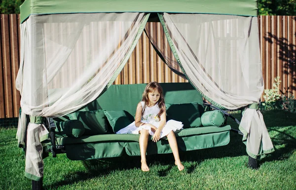 Ένα Μικρό Κορίτσι Στην Αυλή Μια Κούνια Κήπου — Φωτογραφία Αρχείου