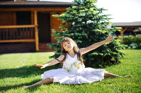 Petite Fille Portant Une Robe Blanche Dans Cour Maison Bois — Photo