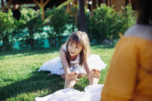 Little Girl Játszó Anyjával Zöld — Stock Fotó