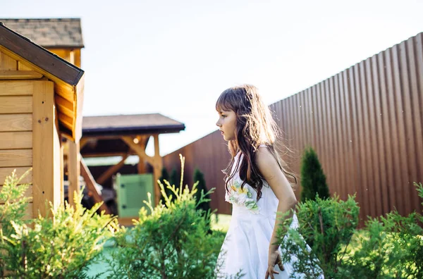 Menina Vestindo Vestido Branco Quintal Casa Madeira — Fotografia de Stock