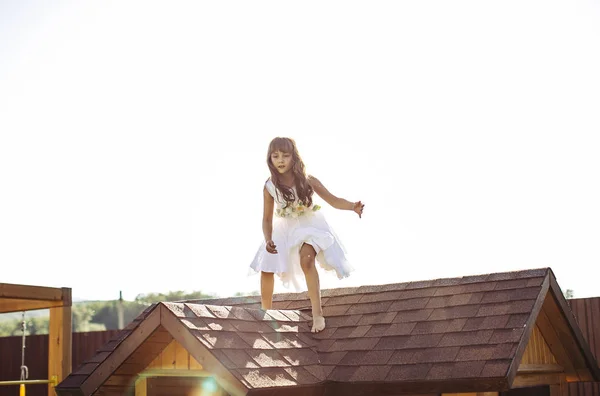 Nettes Mädchen Weißen Kleid Auf Dem Dach Des Hauses — Stockfoto