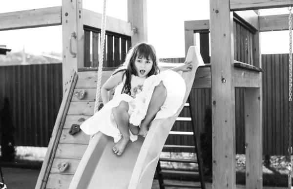 Menina Feliz Parque Infantil — Fotografia de Stock