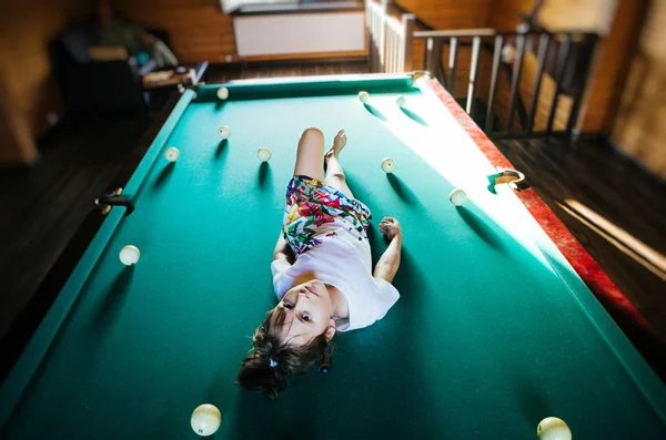 Маленькая Девочка Лежит Бильярдном Столе — стоковое фото