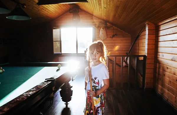 Μικρό Κορίτσι Παίζοντας Μπιλιάρδο Στο Σπίτι — Φωτογραφία Αρχείου