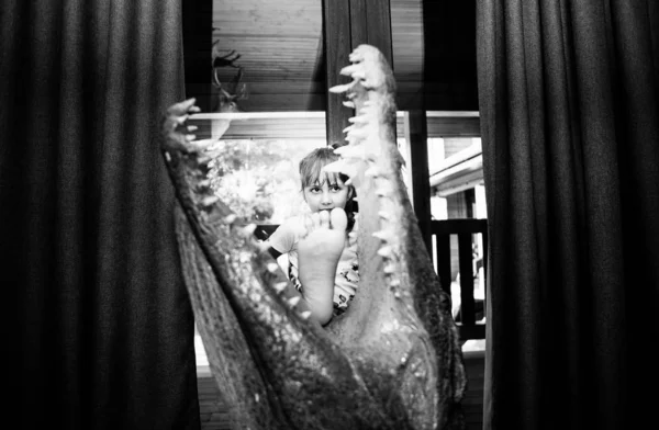 Дівчина Грає Фаршированим Крокодилом — стокове фото