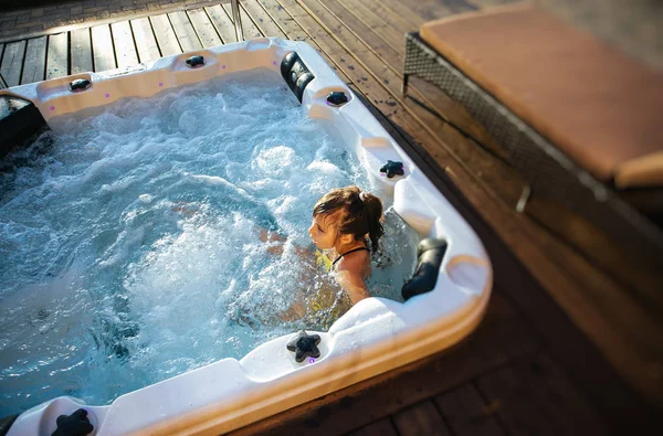 Küçük kız bir swimmin g havuzunda eğleniyor