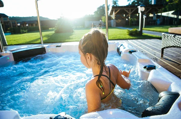 Küçük kız bir swimmin g havuzunda eğleniyor