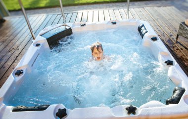 Küçük kız bir swimmin g havuzunda eğleniyor
