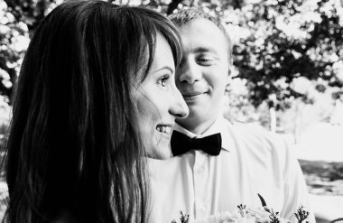 Mutlu genç gelin ve damat bir parkta bir yürüyüş