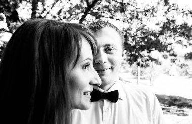 Mutlu genç gelin ve damat. Siyah beyaz fotoğraf