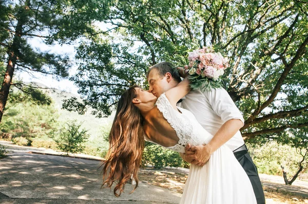 Feliz Jovem Noiva Noivo — Fotografia de Stock