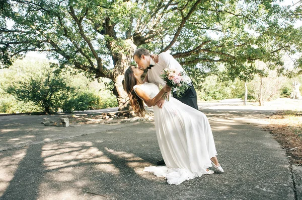 Gelukkige Jonge Bruid Bruidegom Een Wandeling Een Park — Stockfoto
