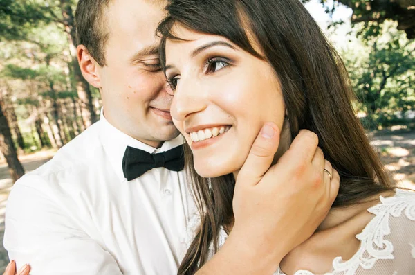 Glückliche Junge Braut Und Bräutigam — Stockfoto