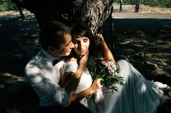 Glückliche Junge Braut Und Bräutigam Beim Spaziergang Park — Stockfoto