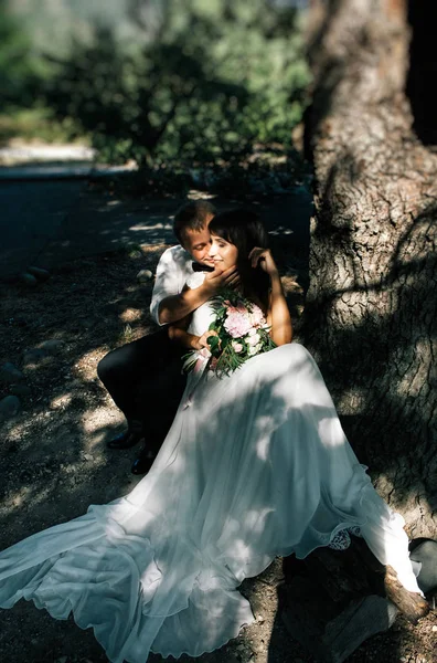 Joyeux Jeune Marié Jeune Mariée Promenade Dans Parc — Photo