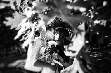 Mutlu genç gelin ve damat. Siyah beyaz fotoğraf