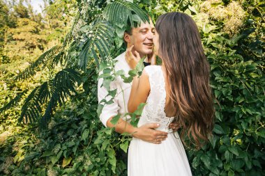 mutlu genç gelin ve damat