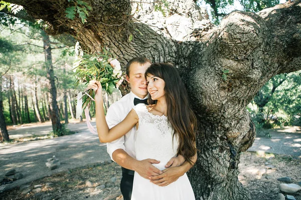 Felice Giovane Sposa Sposo Una Passeggiata Parco — Foto Stock