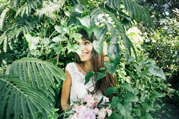Retrato Noiva Bonita Entre Folhas Verdes Parque — Fotografia de Stock