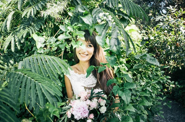 Mooie Bruid Portret Onder Groene Bladeren Een Park — Stockfoto