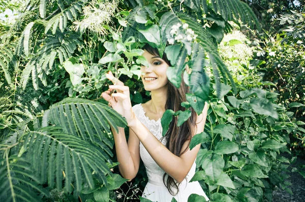 Bellissimo Ritratto Sposa Tra Foglie Verdi Parco — Foto Stock