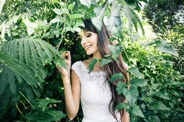 Schönes Brautporträt Inmitten Grüner Blätter Einem Park — Stockfoto