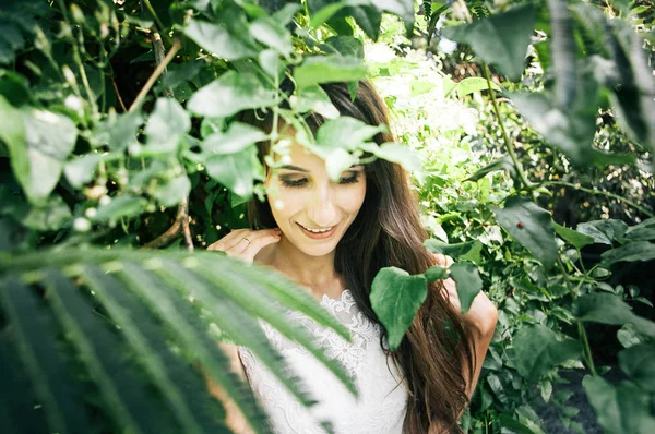 Bellissimo Ritratto Sposa Tra Foglie Verdi Parco — Foto Stock