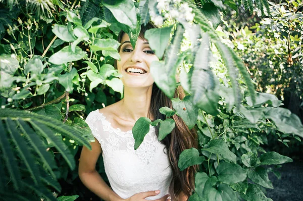 Beau Portrait Mariée Parmi Les Feuilles Vertes Dans Parc — Photo