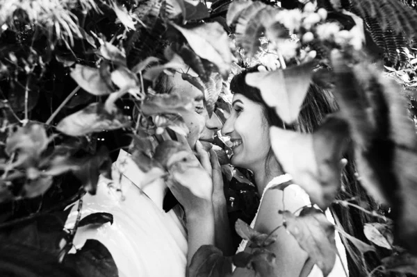 Χαρούμενη Νεαρή Νύφη Και Γαμπρός Μαύρη Και Λευκή Φωτογραφία — Φωτογραφία Αρχείου