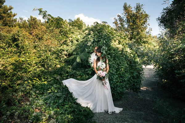 Glückliche Junge Braut Und Bräutigam Beim Spaziergang Park — Stockfoto