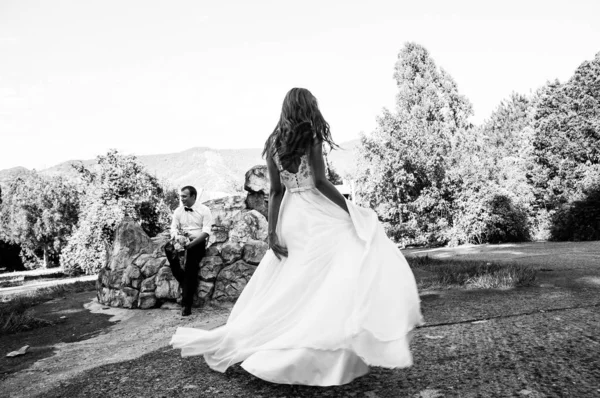 Noiva Jovem Feliz Noivo Parque Preto Branco — Fotografia de Stock