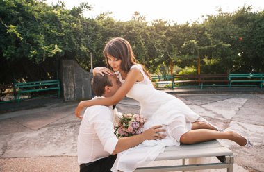 mutlu genç gelin ve damat