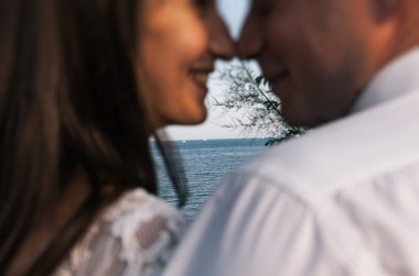 Mutlu genç gelin ve damat deniz veya nehir yakınında bir yürüyüş