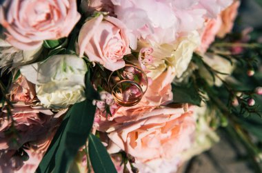 Alyanslar düğün buketinde